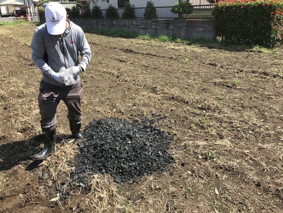 2019年9月25日(水)の作業記録 (鈴木さん畑 トラクター耕耘 竹炭撒き)