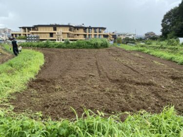 2021年8月18日(水)の作業記録 (鈴木さん畑の玉ねぎのマルチ剥がし作業、吉岡さん畑をトラクターで耕耘作業、小溝畑の原状確認、斉藤さん畑の農機具置き場の片付け作業)