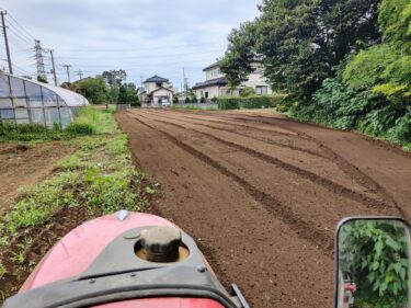 2022年8月25日(木)の作業記録 (鈴木さん畑をトラクターで耕耘作業)