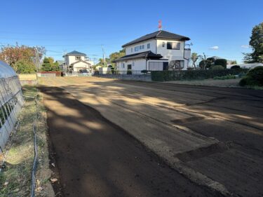 2022年11月14日(月)の作業記録　(鈴木さんの玉ねぎ予定地に鶏糞と牛糞堆肥と有機石灰を撒いてトラクターで耕耘作業)