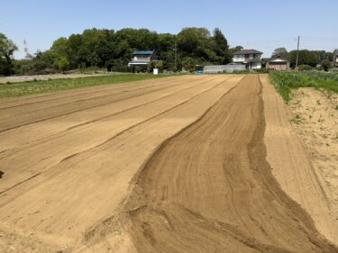 2023年4月13日(木)の作業記録 (小溝畑に鶏糞と牛糞を撒いてトラクターで耕耘作業、除草作業中心に作業)