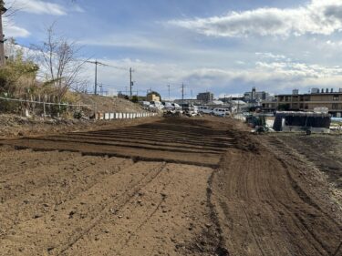 2025年2月18日(火)の作業記録 (田中さんの上の畑をトラクターで耕耘して整地作業)
