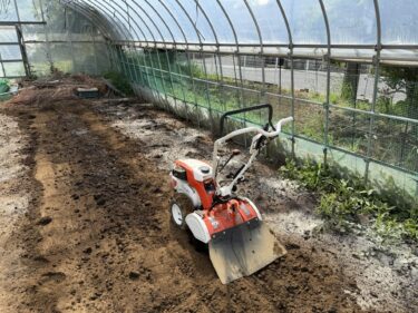 2025年5月7日(水)の作業記録 (鈴木さん畑のビニールハウス内にミニトマト用の肥料撒きと耕耘作業)
