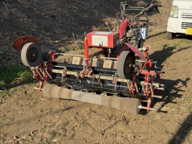 2025年12月11日(木)の作業記録 (鶏糞撒き作業、トラクター耕耘作業、早生玉ねぎの定植作業、マルチシーダーの対応マルチ幅変更作業)